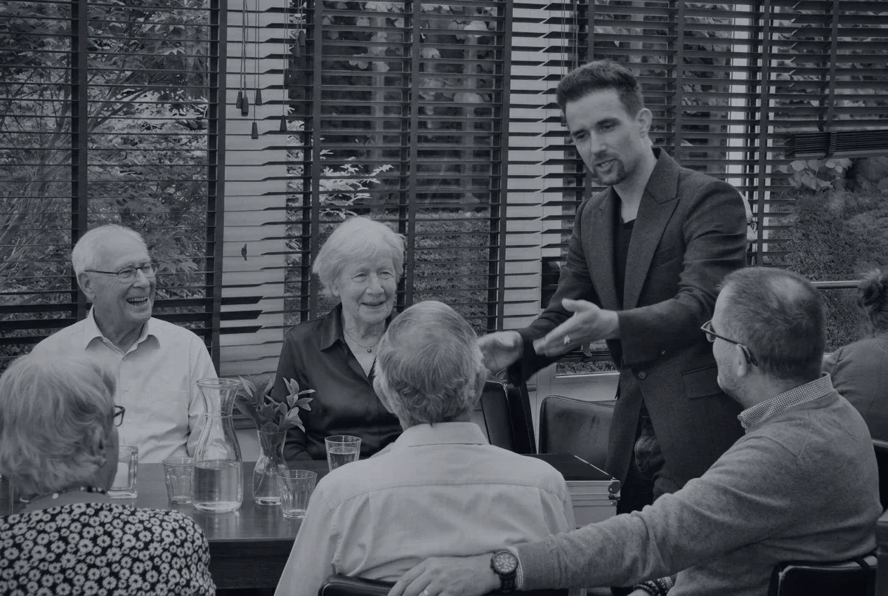 Professionele goochelaar op locatie tijdens een diner, tafelgoochelaar voor elk publiek